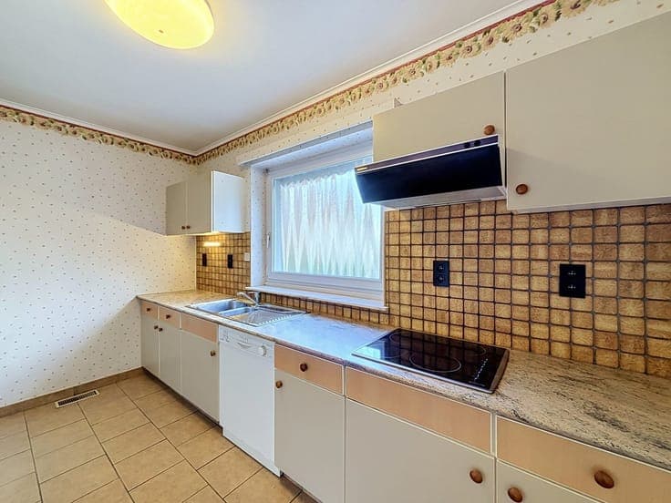 Maison 3 façades, 2 chambres avec 3 garages et un extérieur