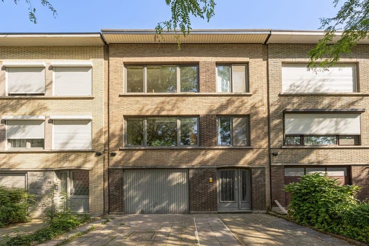 Gebouw met 2 appartementen, tuin en garage