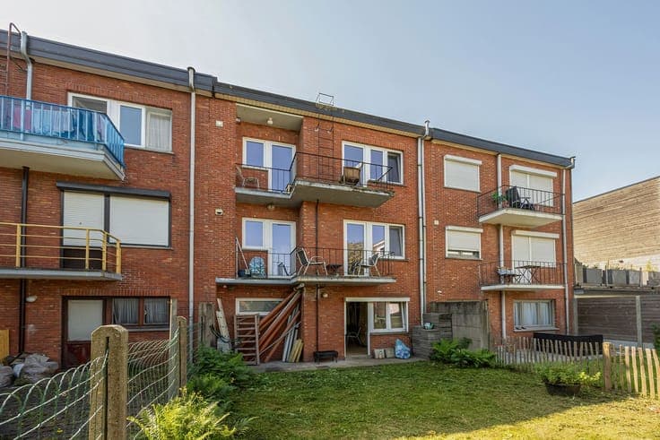 Gebouw met 2 appartementen, tuin en garage