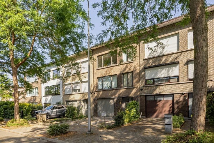 Gebouw met 2 appartementen, tuin en garage