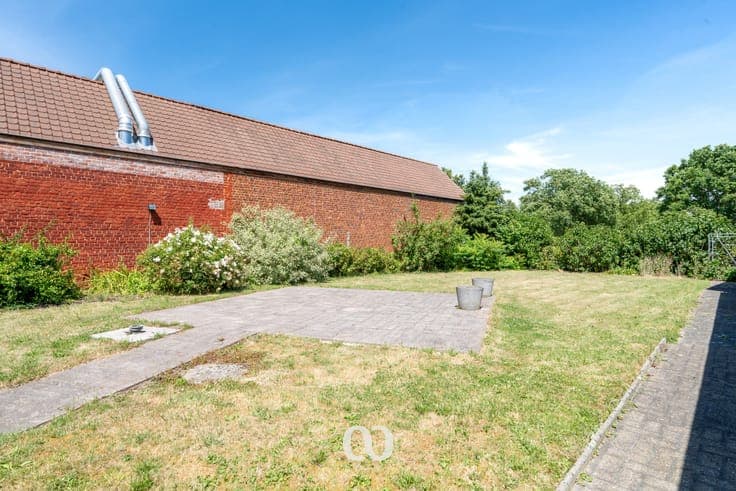 House with garage, meadow and sunny garden in Melden