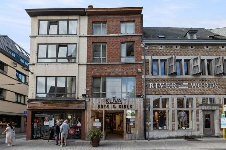KNAP HANDELSPAND MET TWEE APART VERHUURDE APPARTEMENTEN I...