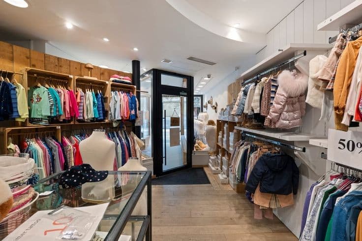 KNAP HANDELSPAND MET TWEE APART VERHUURDE APPARTEMENTEN I...
