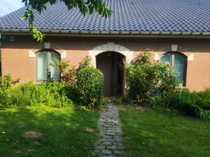 House 4 bed. in Frasnes-lez-Anvaing, enclosed garden