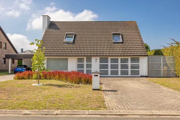 Karaktervolle villa met prachtige tuin en zwembad in dood...