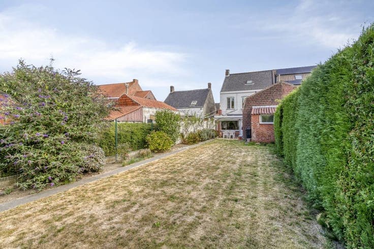 Charming house with sunny garden, 3 bedrooms and garage and