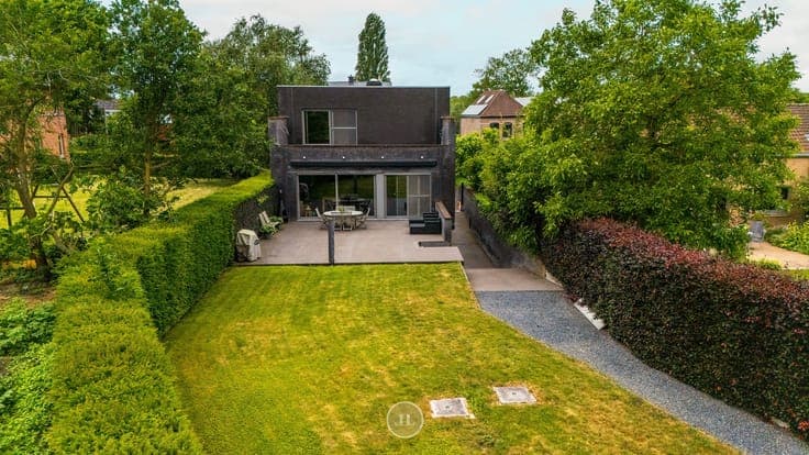 Eigentijdse moderne groen gelegen villa met mooie tuin in...
