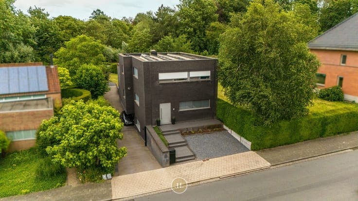 Eigentijdse moderne groen gelegen villa met mooie tuin in...