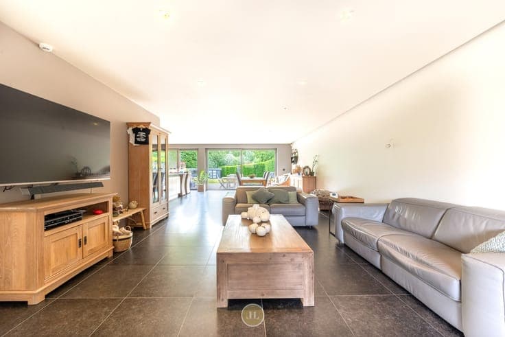Eigentijdse moderne groen gelegen villa met mooie tuin in...