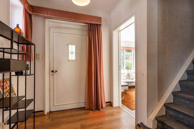Halfopen woning met 3 slaapkamers op een perceel van 781 ...