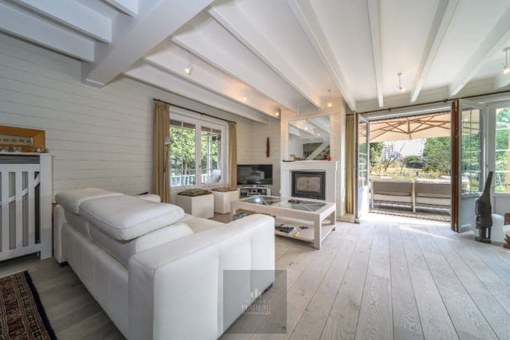Charming Mi Casa villa with a sunny garden near the sea.