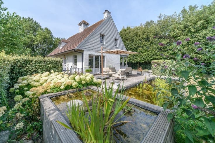 Charming Mi Casa villa with a sunny garden near the sea.