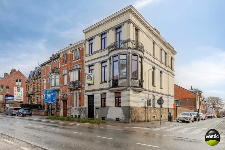 KARAKTERVOL VOLLEDIG GERENOVEERD STATIG HERENHUIS IN CENT...