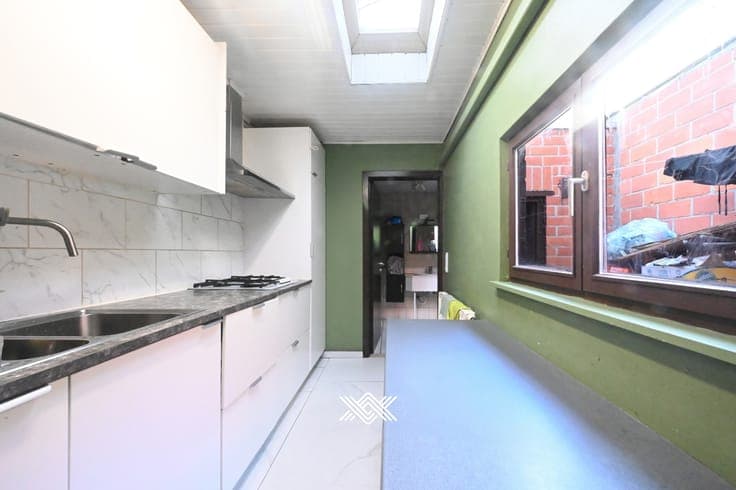 Op te knappen woning met vier slaapkamers in Gentbrugge