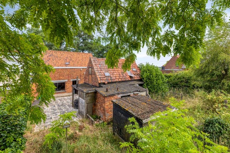 Te renoveren woning op een bebouwbaar perceel van 1.982m²...
