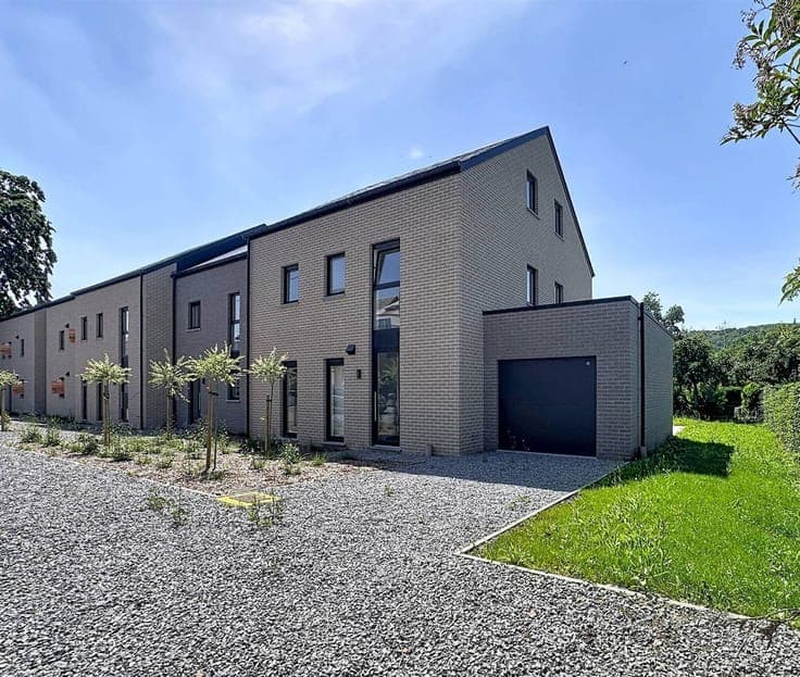 Maison 3 façades avec garage proche du bord de Meuse