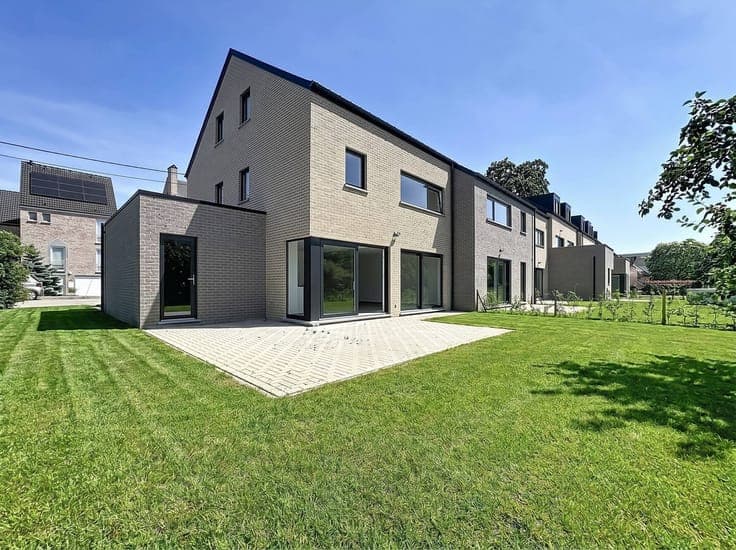 Maison 3 façades avec garage proche du bord de Meuse