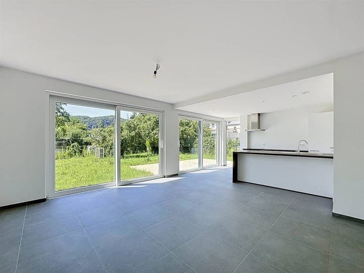Maison 3 façades avec garage proche du bord de Meuse