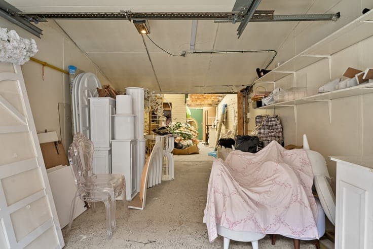 multifunctioneel gebouw met een tuin