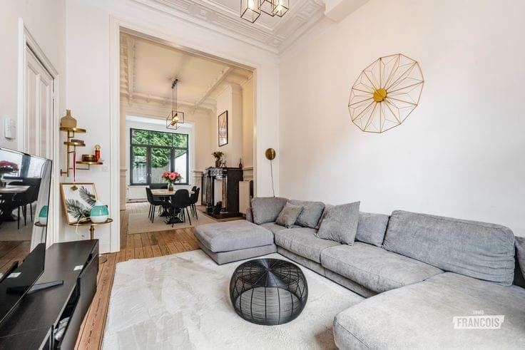 Exceptional property with 3 apartments and a garden in Brus…
