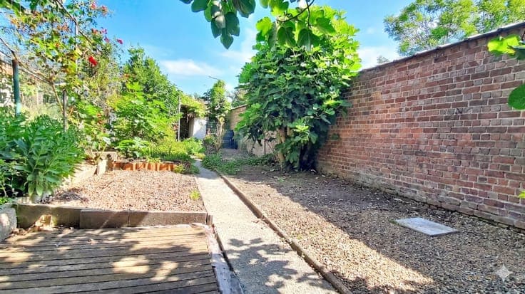Spacious commercial property with a large workshop and livin