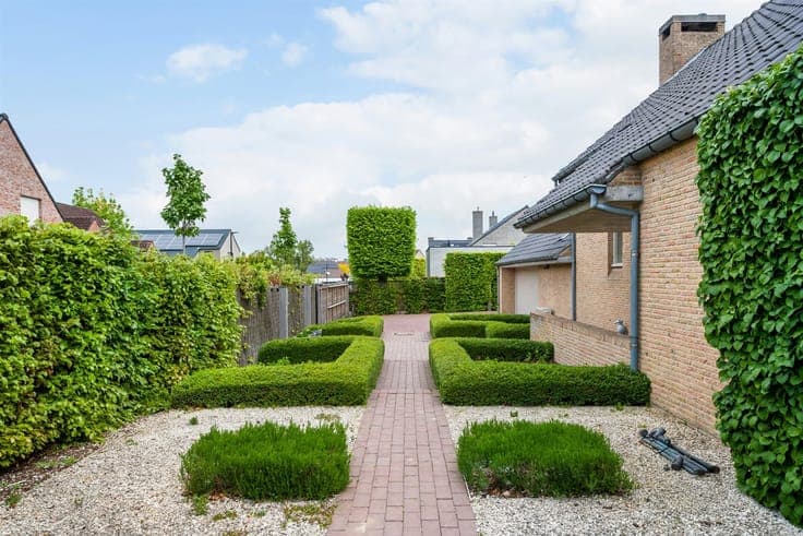 Stijlvolle villa in gegeerde villapark te Waregem.