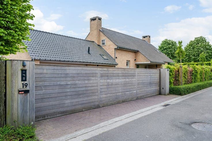 Stijlvolle villa in gegeerde villapark te Waregem.