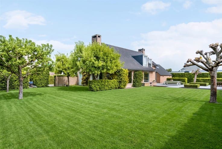 Stijlvolle villa in gegeerde villapark te Waregem.