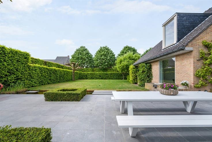 Stijlvolle villa in gegeerde villapark te Waregem.