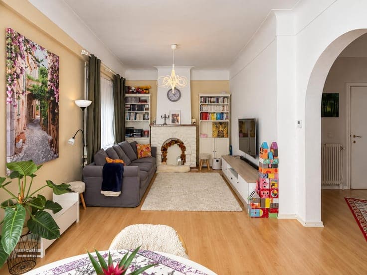 INCOME PROPERTY: 2 UNITS + GARDEN-TERRACE + GARAGES