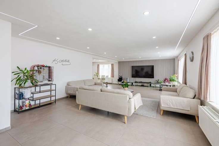 Versatile commercial property with showroom, workshop and sp