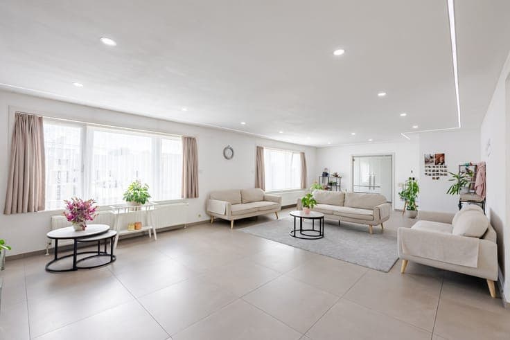Versatile commercial property with showroom, workshop and sp