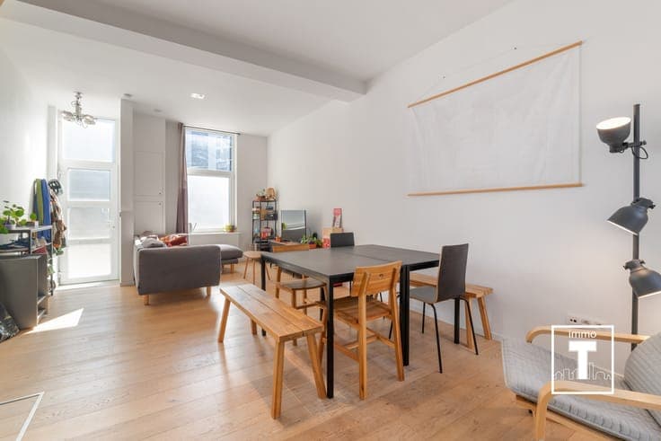 Lichtrijke gerenoveerde woning met 3 slaapkamers en buite...