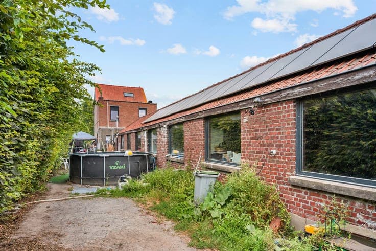 219-square-meter house with a 125-square-meter workshop