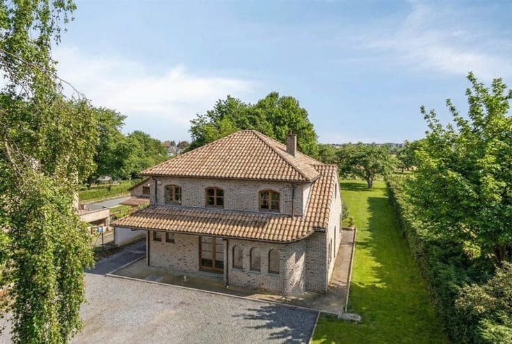 Instapklare villa met 4 slaapkamers, grote tuin en absolute