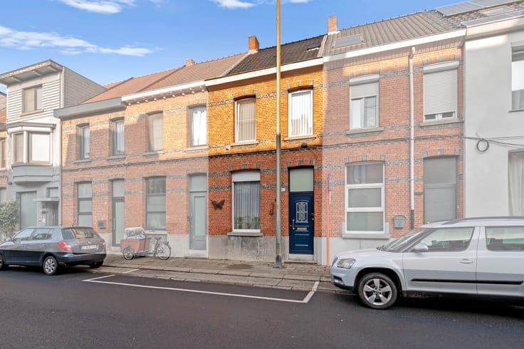 Te renoveren woning met 2/3 slkmrs en stadstuintje op een...