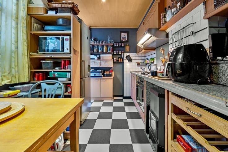 Te renoveren woning met 2/3 slkmrs en stadstuintje op een...