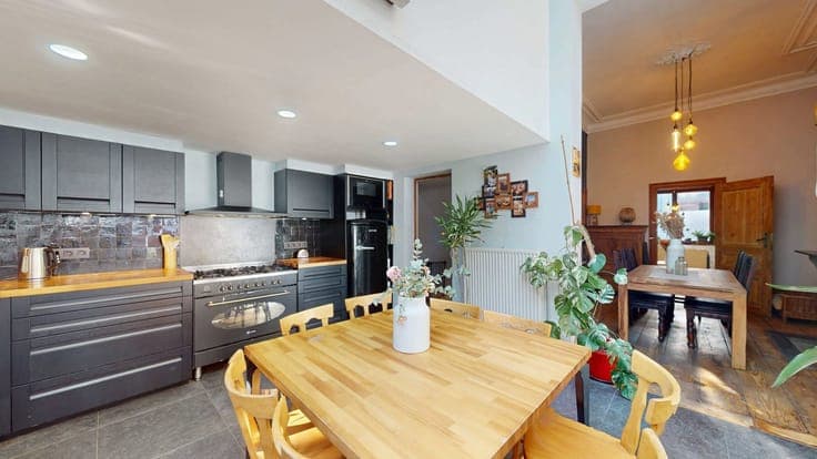 SCHAERBEEK - 6-bedroom house with garden