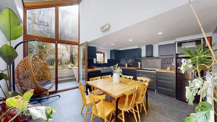 SCHAERBEEK - 6-bedroom house with garden