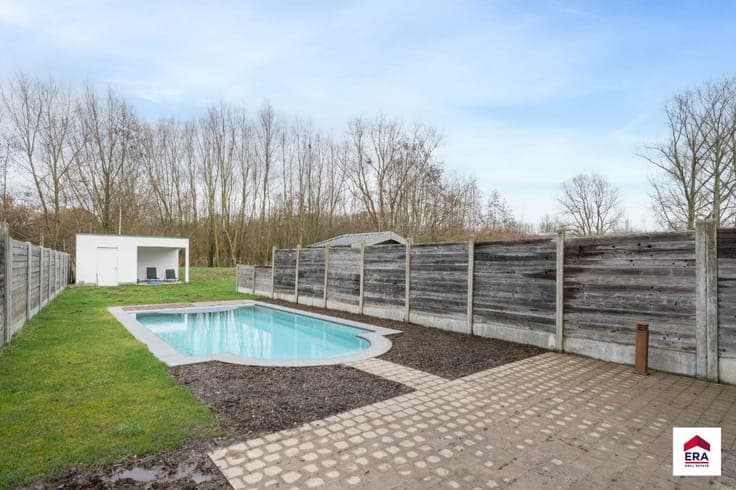 Three facades facades with pool in Dilbeek