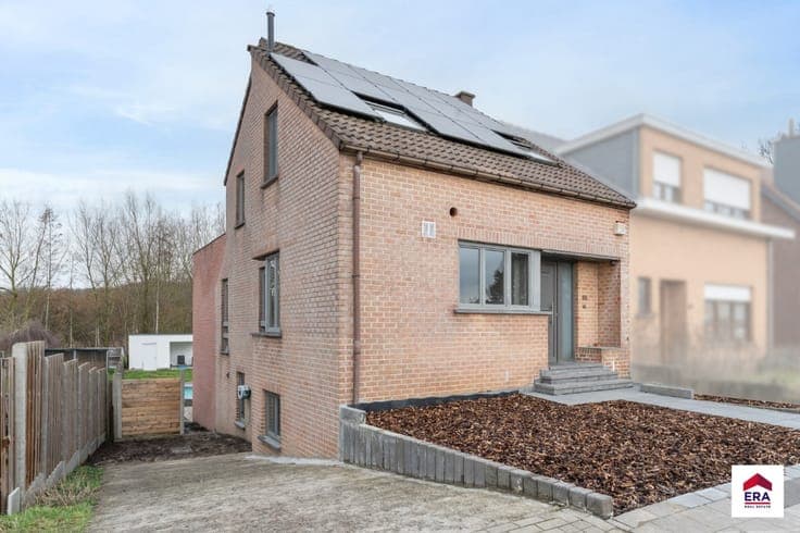 Three facades facades with pool in Dilbeek