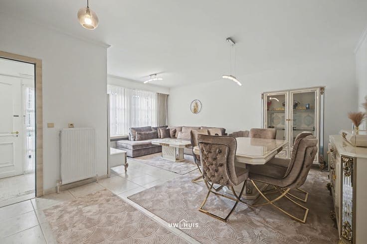 Renovated house with 4 bedrooms and rooftop terrace in the c