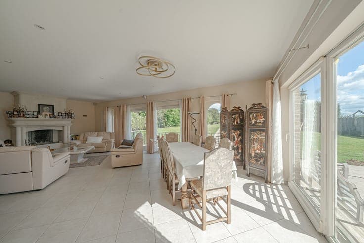 Stunning property built in 2006 – 565m² – 5 bedrooms + offic