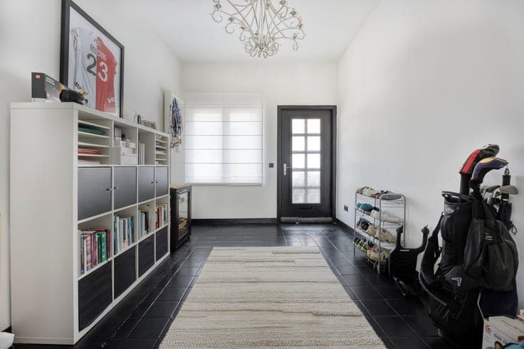 Fully renovated three-facade home in center