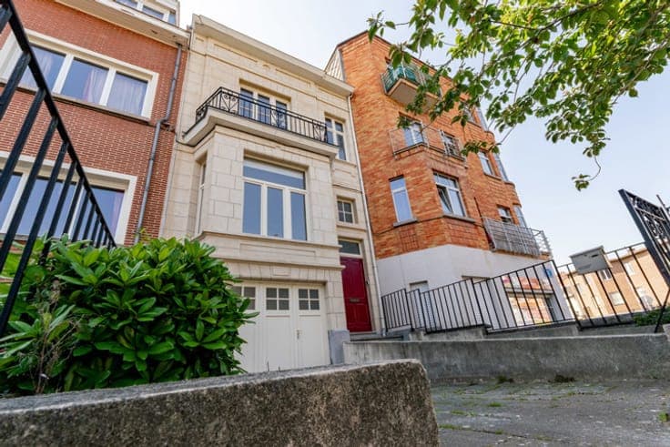 House (3 bed/2 bath) with terraces and double garage