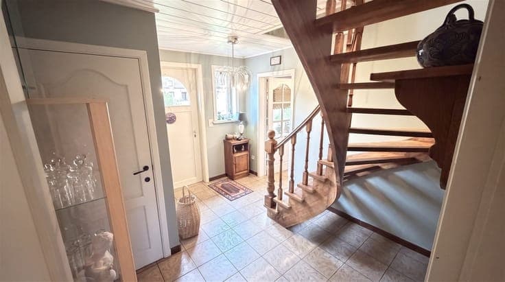MOVE-IN READY HOME WITH 3 BEDROOMS, GARAGE AND SPACIOUS GARD