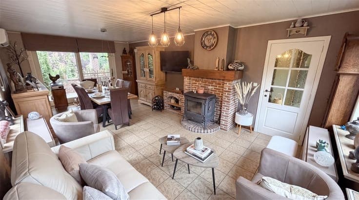 MOVE-IN READY HOME WITH 3 BEDROOMS, GARAGE AND SPACIOUS GARD