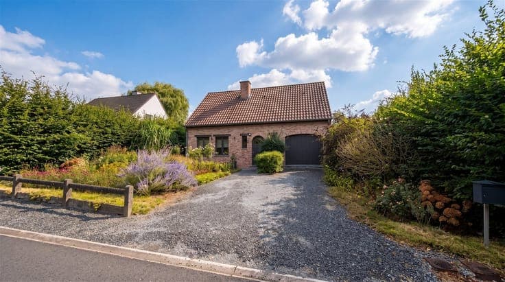 MOVE-IN READY HOME WITH 3 BEDROOMS, GARAGE AND SPACIOUS GARD