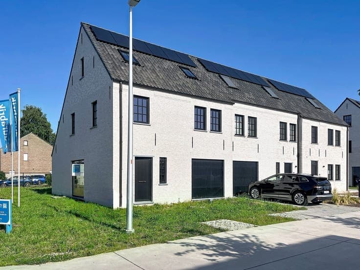 Energiezuinige halfopen met garage en 4 slpks