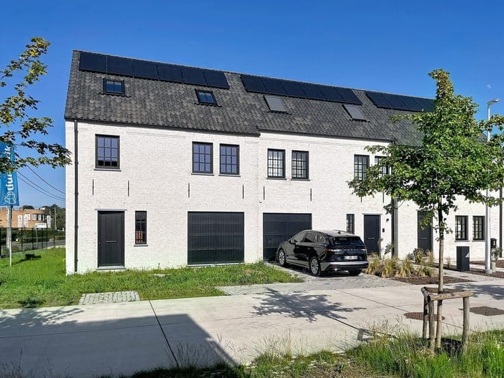 Energiezuinige halfopen met garage en 4 slpks